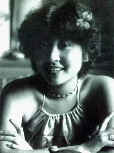 1985年,云南音像出版社去中央歌舞剧团挑选演员,正好张蔷母亲有个同学