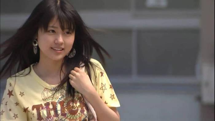 所长觉得有村架纯的五官还算精致,只是脸型是硬伤,村气的很大一个原因