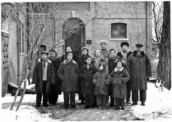 大家族1956年冬天在北京大学燕南园54号冯友兰住宅前的合影.