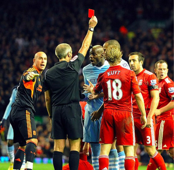 百万英镑只需三场不被红牌罚出 足球运动员赚