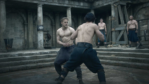 《亚瑟王:斗兽争霸》:剽悍的人生不需要解释,拍