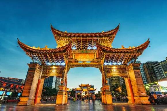 17年新开高铁 早上吃上海小笼,晚上直接在昆明吃过桥米线|界面新闻JMedia