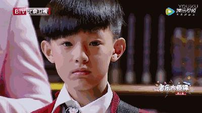 名叫张泽禹,从小喜爱音乐的他登上了北京卫视《音乐大师课》的舞台