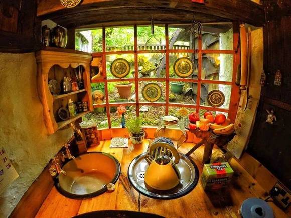 充满神话色彩 现实版的《霍比特人》奇异小屋