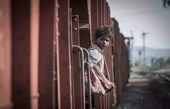 比《摔跤吧!爸爸》更催泪的电影《雄狮》来了|界面新闻 · JMedia