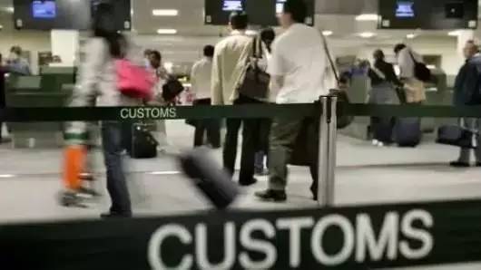 川普再出绿卡新政,赴美拒签又遣返后果到底有