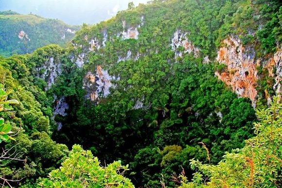 沧源天坑群位于沧源崖画谷风景区的半山腰,在10多公里的山路上分布着