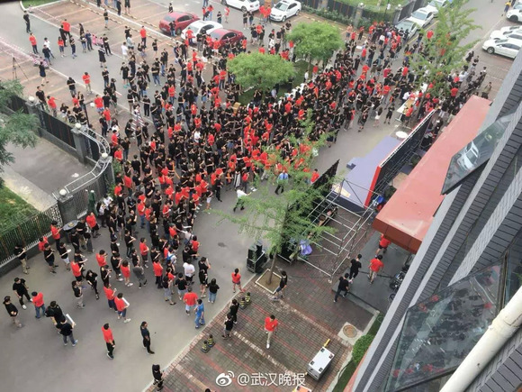 小米上市首日破发,给雷军随了份子的大佬们还