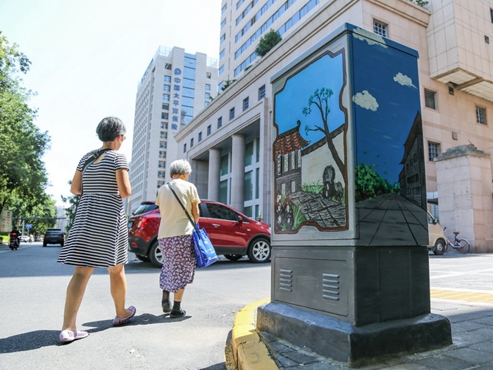 东新街彩绘变电箱 扮靓古都新城区
