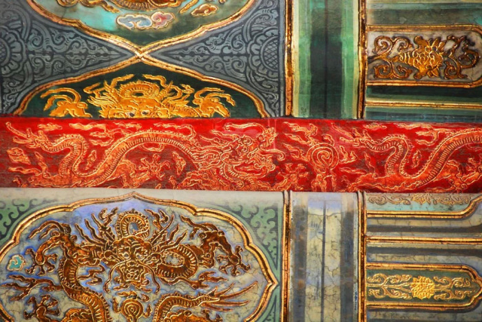 图为太和殿檐下的金龙和玺彩画,典型的故宫式配色,用齐了红黄蓝绿.