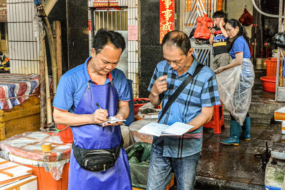 海鲜是海南餐桌上的绝对角,东门市场上海产品种类丰富,