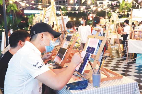 在创意市集的绘画摊位,游客现场体验油画创作.图片来源:受访者提供