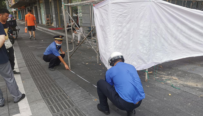 店铺装修占道太任性!海曙城管对一起"少报多干"行为开出罚单