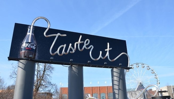 零度可乐做了一块"可以喝"的广告牌