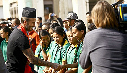 将慈善带到全世界 贝克汉姆在尼泊尔与受灾儿童踢球
