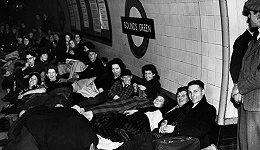 德军在伦敦上空轰炸 人们在地铁里继续生活