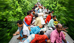 偷爬火车顶去上班的孟加拉劳工真是用生命在工作啊