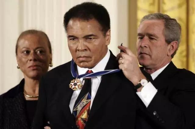 从没看过拳王阿里的比赛，我们到底在纪念他什么?