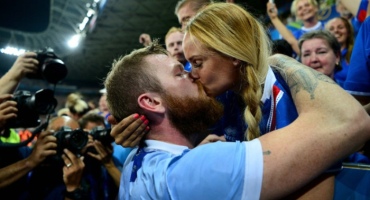 冰岛队长阿隆·贡纳尔松和他的女友：郎才女貌延续欧洲杯美梦