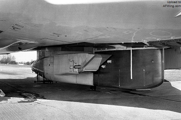 “火神”B.1(XA903)挂载的半个MRCA模拟机身