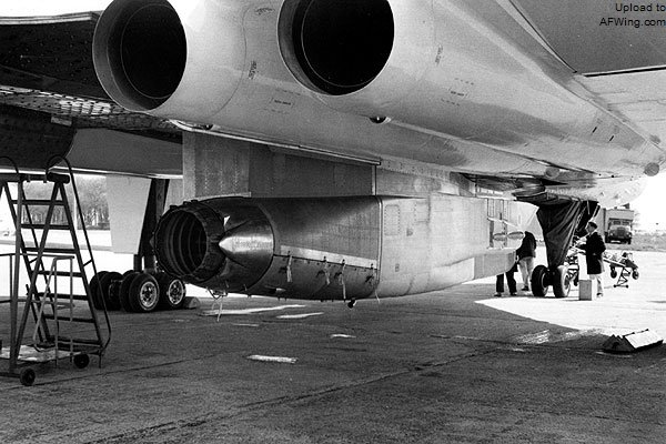 “火神”B.1（XA903）挂载的半个MRCA模拟机身