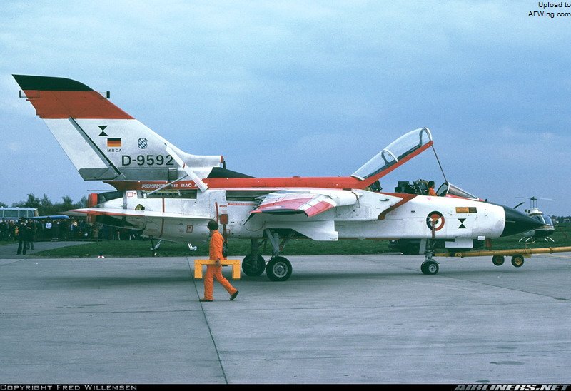 P.04（D-9252/98+05）安装了完整“狂风”航电系统