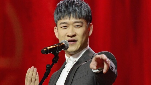 郭德纲《坑王驾到》首秀 回应曹云金事件:想看