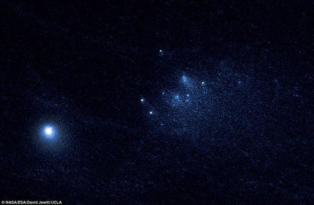 哈勃空间望远镜拍摄的图像显示在彗星主体后方跟随有大量的细小碎裂物体。研究人员认为这些小物体是由于阳光加热彗星表面并使其产生喷流，导致彗星自转加速后被甩离地表的松散物质