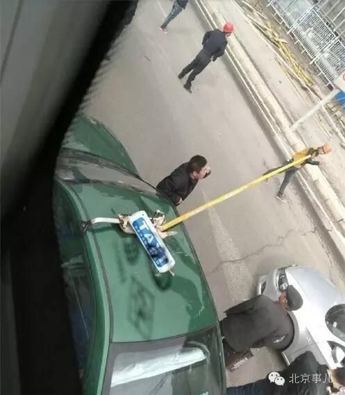 一辆出租车被钢管扎穿。 (来自:北京事儿)