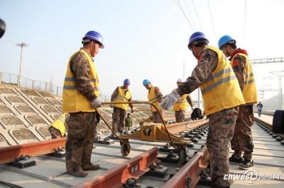 中国 最穿越 西成高铁建成 界面新闻