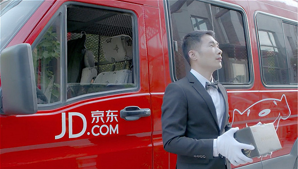 送奢侈品的京东快递员装备升级 穿黑西装戴白手套开电动汽车