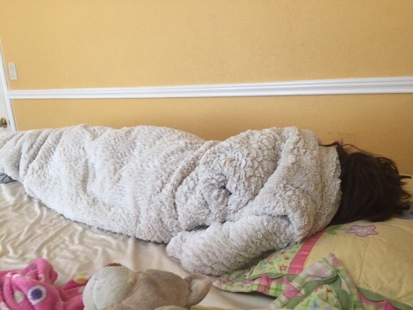 看起来完全就是一个正在睡觉的妹子. 正面