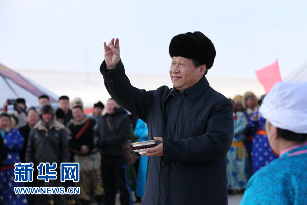 这是1月27日,在锡林浩特市宝力根苏木(乡)冬季那达慕“五畜祈福”仪式上,习近平按照蒙古族习俗,用无名指蘸上银碗盛着的鲜牛奶弹了三下,祝福来年风调雨顺,五畜兴旺,人民幸福安康。新华社记者 庞兴雷 摄