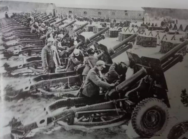 1962年11月，西藏地方边防部队遵照中央指示，把自卫反击战中缴获的大批印军武器擦拭一新，准备交还印方。