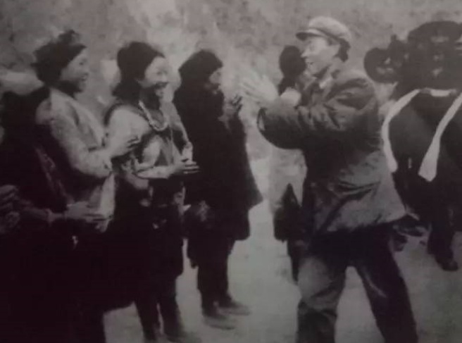 获胜的解放军部队撤离德让宗，当地民众欢送参战将士。前排右一为阴法唐。