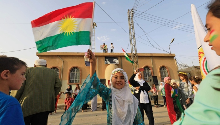 2017年9月25日,伊拉克杜赫克,库尔德人走上街头挥舞库尔德旗帜庆祝