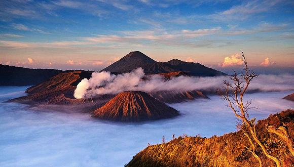 巴厘岛解除火山警告 旅游业复苏尚需时日