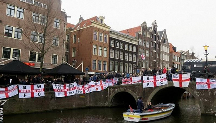 英国球迷大闹荷兰  逾百人因扰乱公共秩序遭逮捕