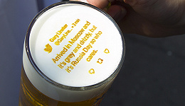 看世界杯喝啤酒别玩手机 瑞典啤酒品牌把推文写在泡沫上
