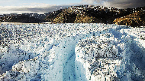 全球变暖的冰山一角：科学家拍下北冰洋巨型冰山分裂震撼过程