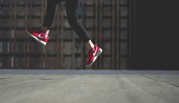 耐克和阿迪达斯球鞋卖得好 但是买鞋的人并没有那么称心如意