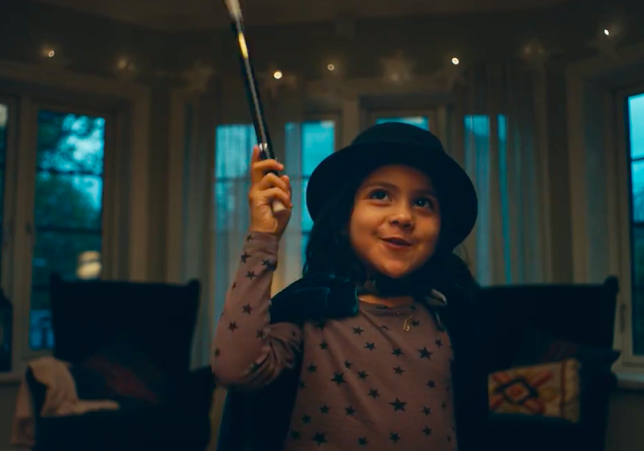 市场的节日广告撞了创意:都是儿童魔术师的故