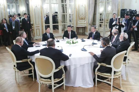 ——出席中俄印领导人非正式会晤，三国领导人一致同意加强三方协调，凝聚三方共识，增进三方合作，共同促进世界的和平、稳定、发展。