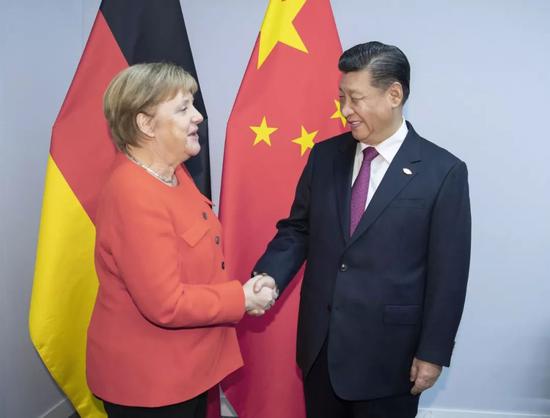 ——会见德国总理默克尔，强调双方可以发挥各自优势，推动中德合作向更高质量、更高层次、更高水平迈进。