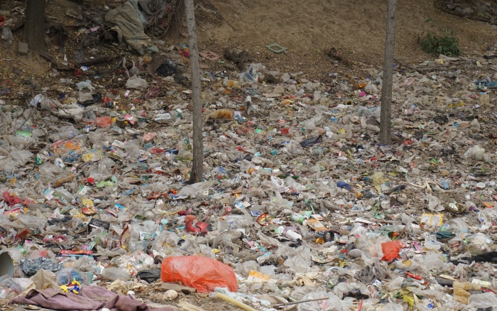 西蔡村的垃圾堆积区域。摄影：王学琛