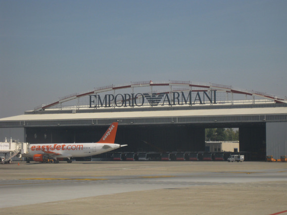 emporio armani在米兰利纳特机场的标志 图片来源:flickr