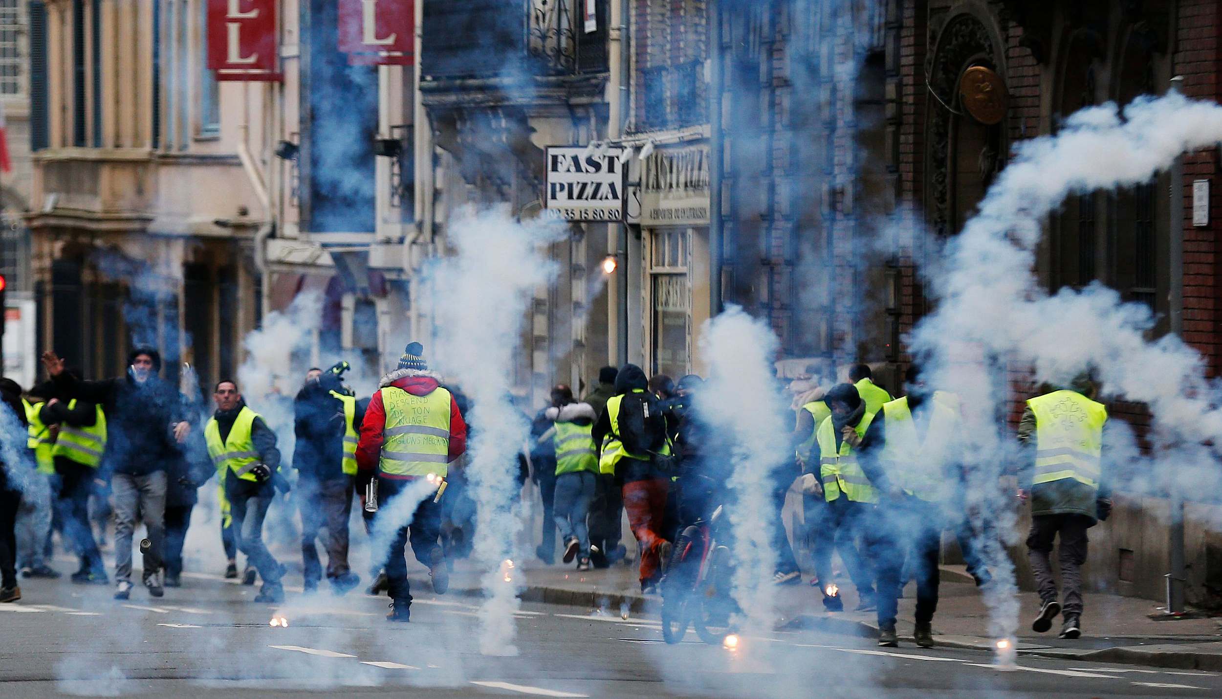 法国黄背心抗议再起,马克龙政府立场变强硬