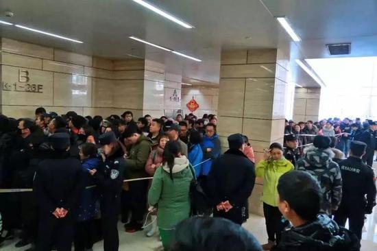 圖：ofo排隊退押金的人群