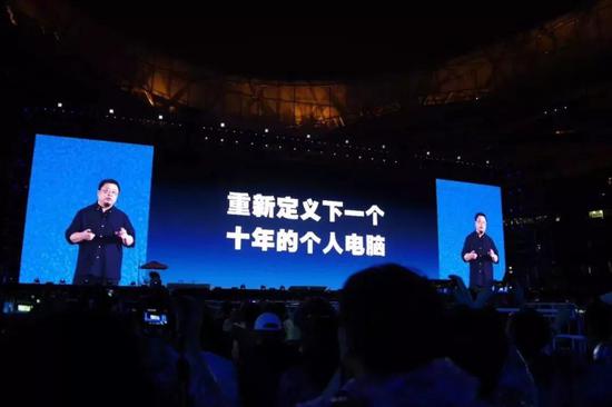 图：18年5月15日，发布会现场的罗永浩