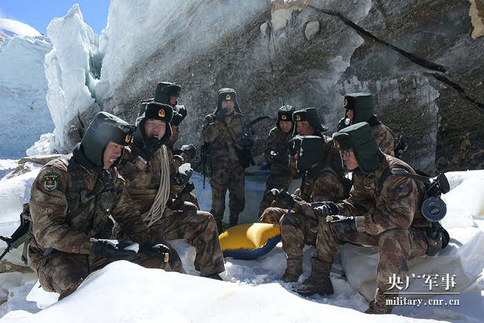 【網絡祝年】邊防軍人海拔6280米巡邏高原冰川:賀歲迎春在雲端